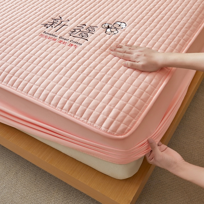 91家纺网 家纺一手货源 找家纺 锦眠床笠2025新款刺绣床笠新疆棉花填充-夹棉床笠 樱花粉