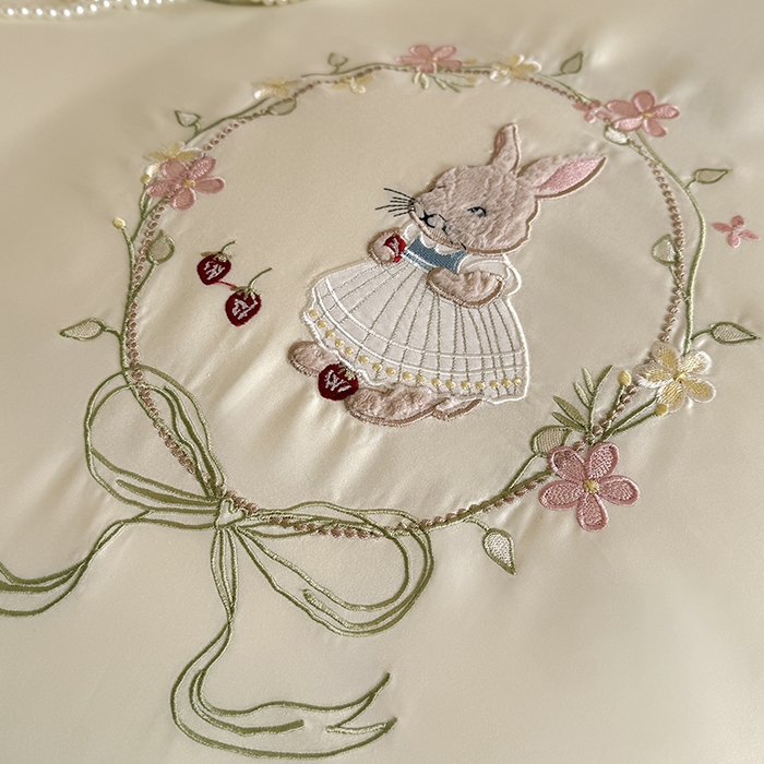 91家纺网 家纺一手货源 找家纺 鹿班家居 2025春夏款100S长绒棉刺绣四件套-萌兔花园场景一【标准会员-20】 萌兔花园-奶油色