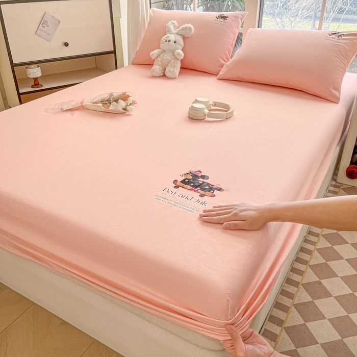 91家纺网 家纺一手货源 找家纺 博雅 2025新款全棉老粗布烫画床笠系列 粉色-波点狗