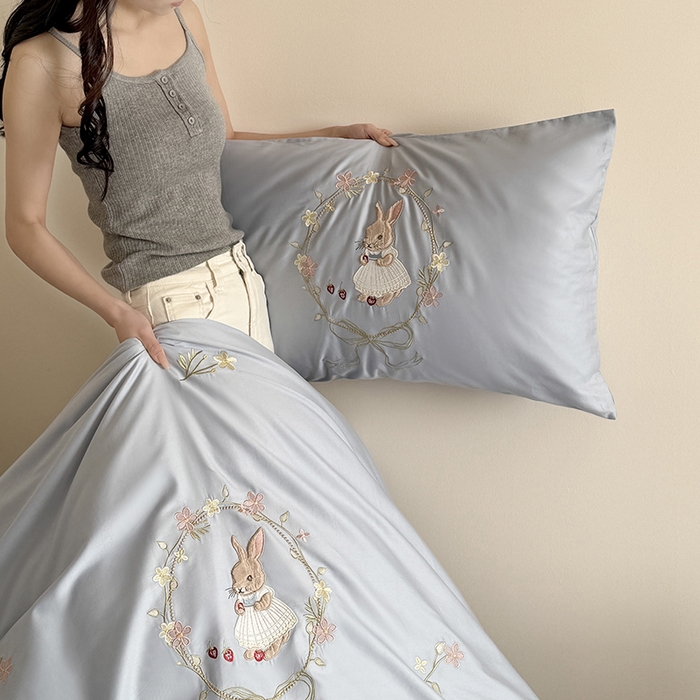 91家纺网 家纺一手货源 找家纺 鹿班家居 2025春夏款100S长绒棉刺绣四件套-萌兔花园场景一【标准会员-20】 萌兔花园-蓝色