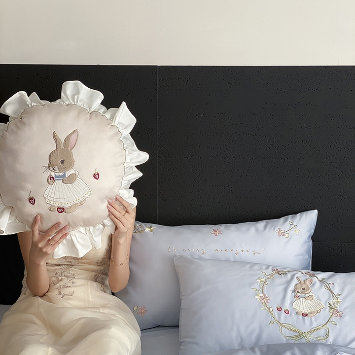 91家纺网 家纺一手货源 找家纺 鹿班家居 2025春夏款100S长绒棉刺绣四件套-萌兔花园场景二【标准会员-20】 萌兔花园-蓝色