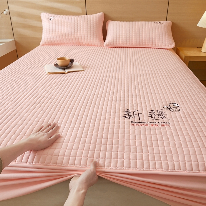 91家纺网 家纺一手货源 找家纺 锦眠床笠2025新款刺绣床笠新疆棉花填充-夹棉床笠 樱花粉