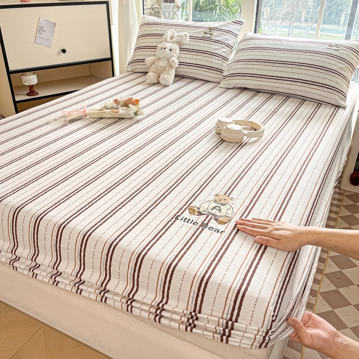 91家纺网 家纺一手货源 找家纺 博雅 2025新款全棉老粗布烫画床笠系列 条纹-学院熊-咖