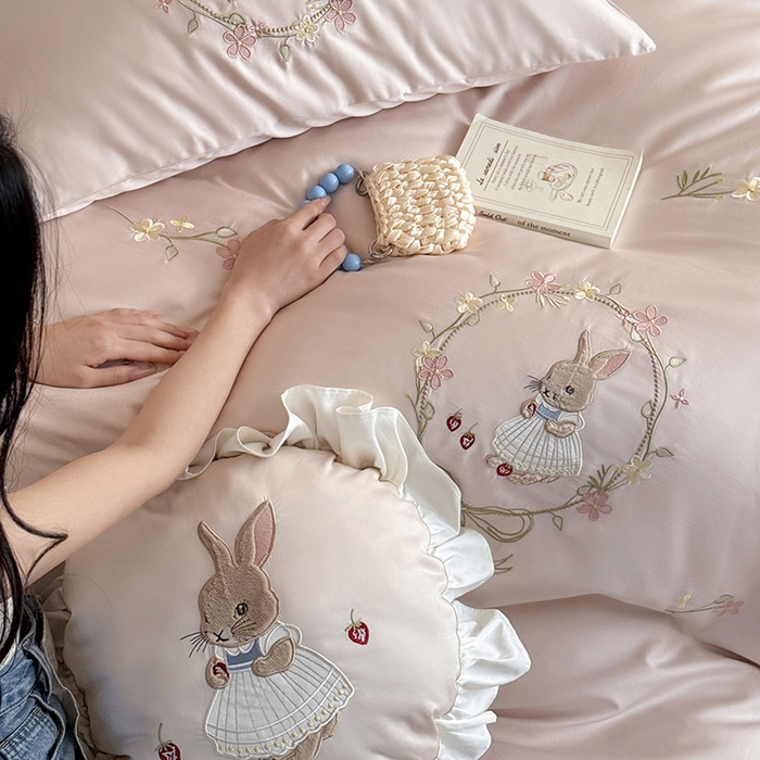91家纺网 家纺一手货源 找家纺 鹿班家居 2025春夏款100S长绒棉刺绣四件套-萌兔花园场景一【标准会员-20】 萌兔花园-粉色