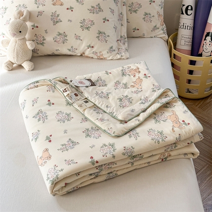 91家纺网 家纺一手货源 找家纺 暖生活2025新款牛奶针织小清新卡通大豆夏被 被子被芯 树莓兔