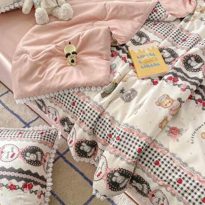 91家纺网 家纺一手货源 找家纺 老帅的工厂店 2025新款A类印花洛丽塔夏被（提供买家秀） 黑粉萝莉熊