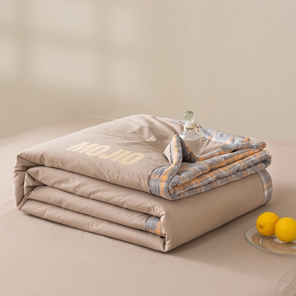 91家纺网 家纺一手货源 找家纺 （总）水云缦2025新款字母烫画无印风50%棉花被（填充100克每平方）	