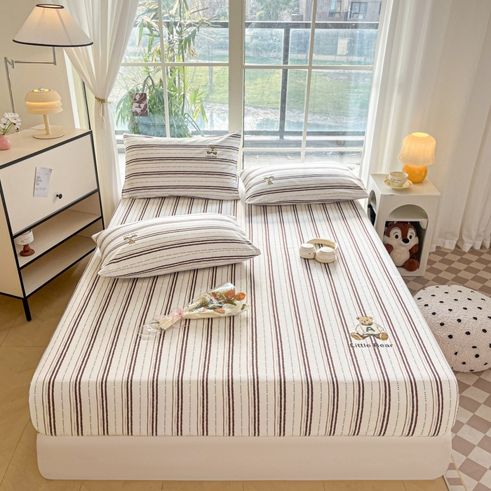 91家纺网 家纺一手货源 找家纺 博雅 2025新款全棉老粗布烫画床笠系列 条纹-学院熊-咖