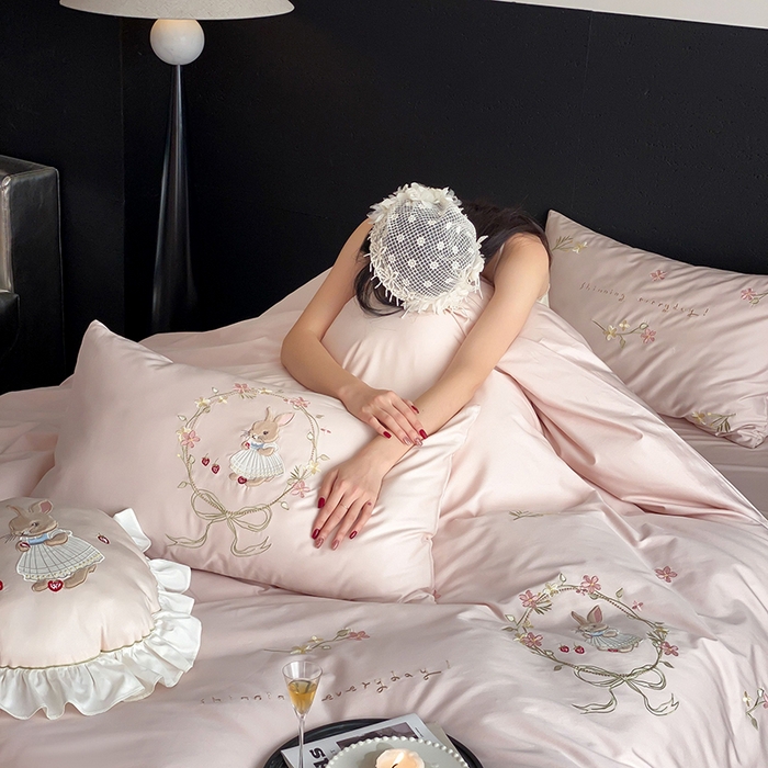 91家纺网 家纺一手货源 找家纺 鹿班家居 2025春夏款100S长绒棉刺绣四件套-萌兔花园场景二【标准会员-20】 萌兔花园-粉色