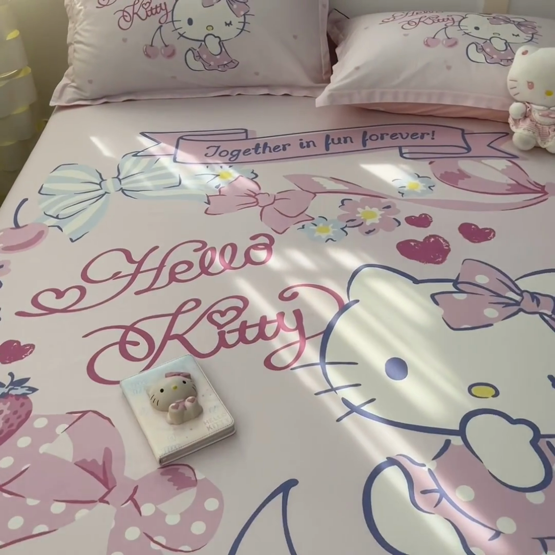 91家纺网 家纺一手货源 找家纺 博雅 2025新款三丽鸥全棉大版床笠-第二批 草莓KT猫