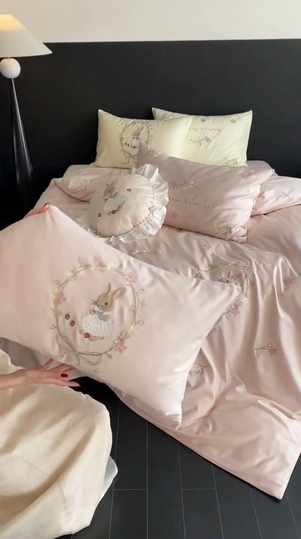 91家纺网 家纺一手货源 找家纺 鹿班家居 2025春夏款100S长绒棉刺绣四件套-萌兔花园场景二【标准会员-20】 萌兔花园-粉色