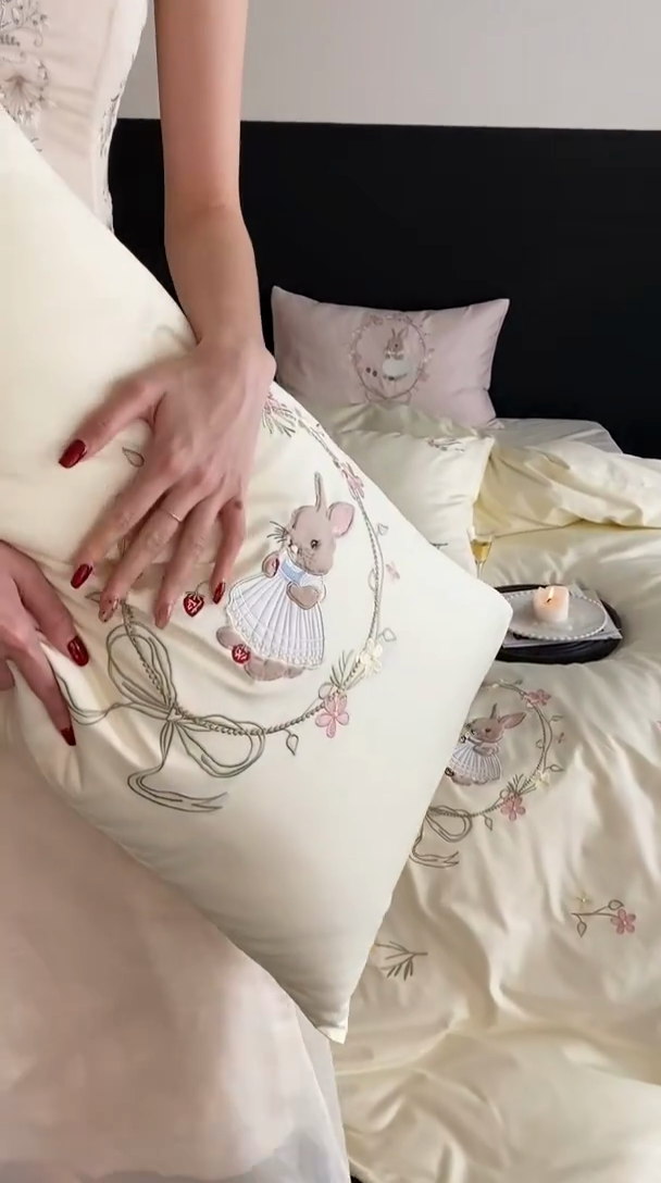 91家纺网 家纺一手货源 找家纺 鹿班家居 2025春夏款100S长绒棉刺绣四件套-萌兔花园场景二【标准会员-20】 萌兔花园-奶油色