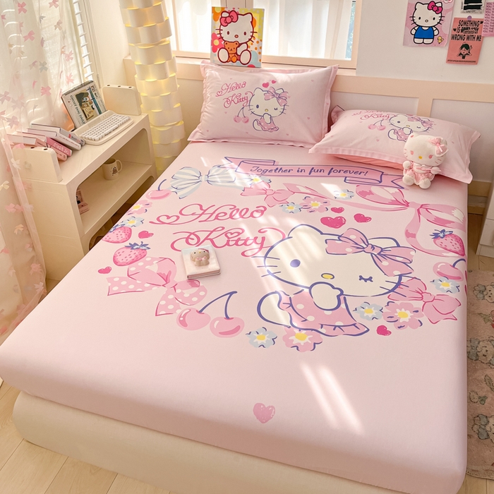 91家纺网 家纺一手货源 找家纺 博雅 2025新款三丽鸥全棉大版床笠-第二批 草莓KT猫