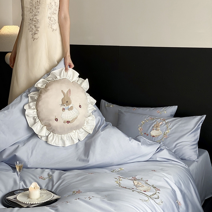 91家纺网 家纺一手货源 找家纺 鹿班家居 2025春夏款100S长绒棉刺绣四件套-萌兔花园场景二【标准会员-20】 萌兔花园-蓝色