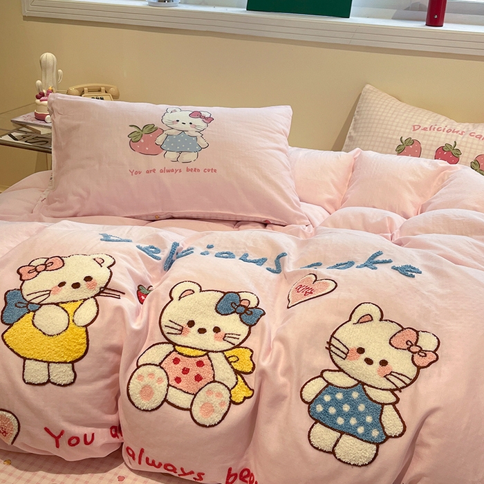 91家纺网 家纺一手货源 找家纺 蓝邻家纺 2025年新款全棉双层纱毛巾绣四件套系列 三喵织梦-淡粉色