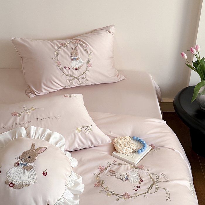 91家纺网 家纺一手货源 找家纺 鹿班家居 2025春夏款100S长绒棉刺绣四件套-萌兔花园场景一【标准会员-20】 萌兔花园-粉色