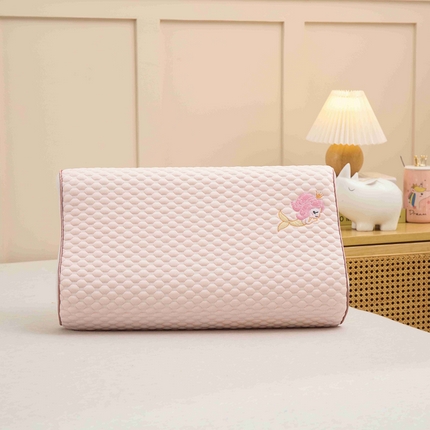 91家纺网 家纺一手货源 找家纺 小猫派 2025新款夏季冰丝凉感豆豆乳胶枕套清凉儿童记忆枕芯套 单枕套–粉色美人鱼