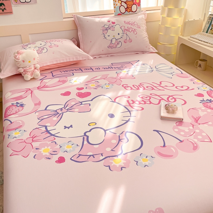 91家纺网 家纺一手货源 找家纺 博雅 2025新款三丽鸥全棉大版床笠-第二批 草莓KT猫