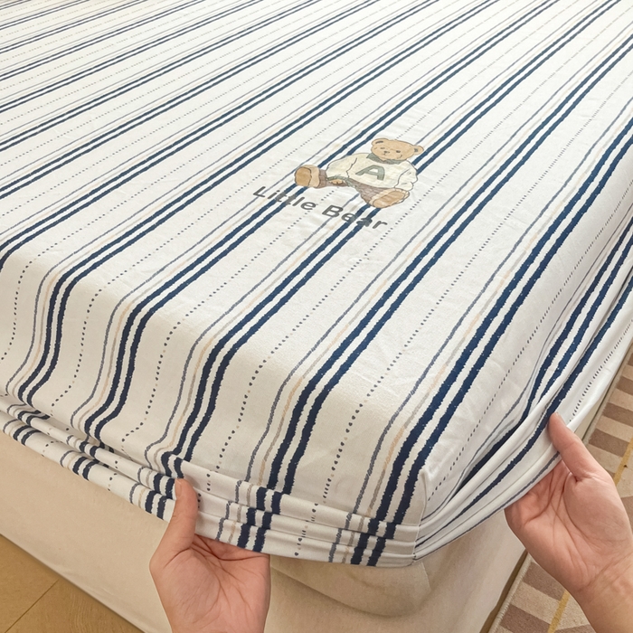 91家纺网 家纺一手货源 找家纺 博雅 2025新款全棉老粗布烫画床笠系列 条纹-学院熊-蓝