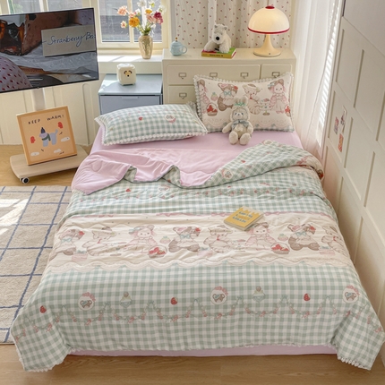 91家纺网 家纺一手货源 找家纺 老帅的工厂店 2025新款A类印花洛丽塔夏被（提供买家秀） 梦境花园熊