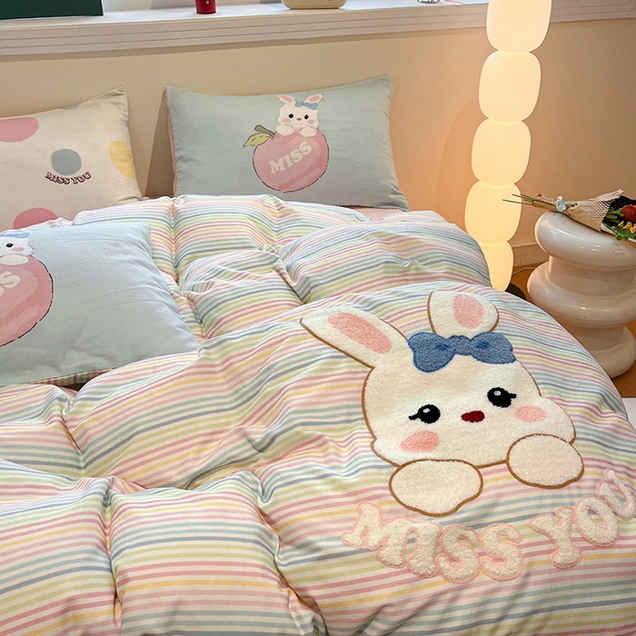 91家纺网 家纺一手货源 找家纺 蓝邻家纺 2025年新款全棉双层纱毛巾绣四件套系列 彩虹兔趣