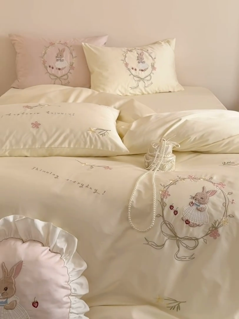 91家纺网 家纺一手货源 找家纺 鹿班家居 2025春夏款100S长绒棉刺绣四件套-萌兔花园场景一【标准会员-20】 萌兔花园-奶油色