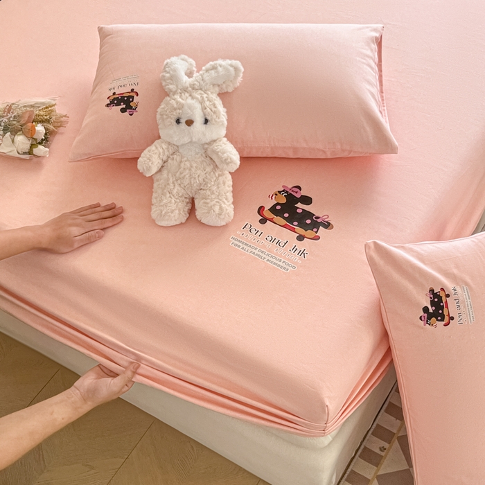 91家纺网 家纺一手货源 找家纺 博雅 2025新款全棉老粗布烫画床笠系列 粉色-波点狗