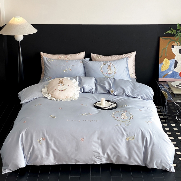 91家纺网 家纺一手货源 找家纺 鹿班家居 2025春夏款100S长绒棉刺绣四件套-萌兔花园场景二【标准会员-20】 萌兔花园-蓝色