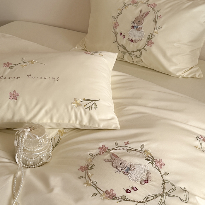 91家纺网 家纺一手货源 找家纺 鹿班家居 2025春夏款100S长绒棉刺绣四件套-萌兔花园场景一【标准会员-20】 萌兔花园-奶油色