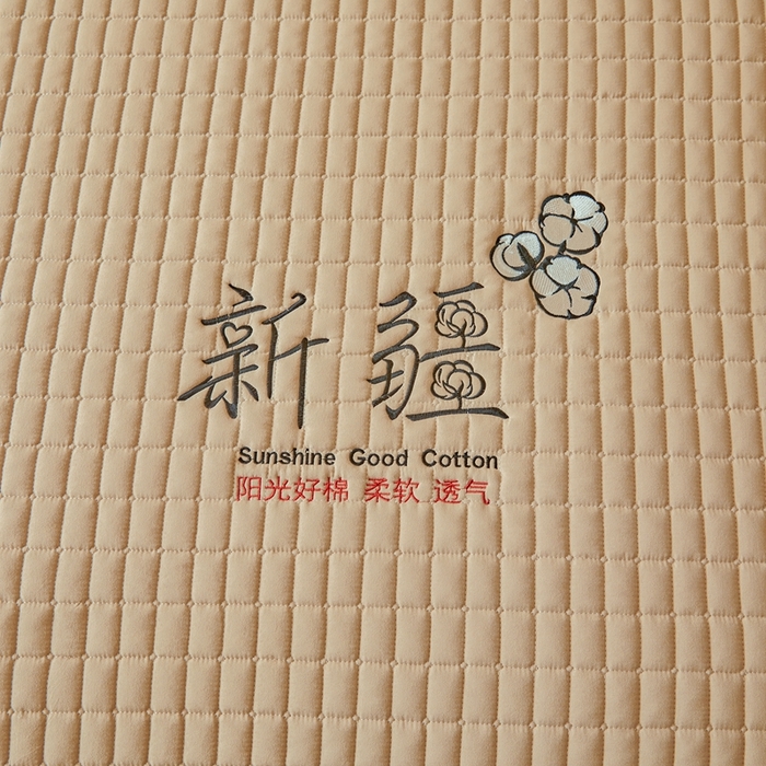 91家纺网 家纺一手货源 找家纺 锦眠床笠2025新款刺绣床笠新疆棉花填充-夹棉床笠 奶油咖