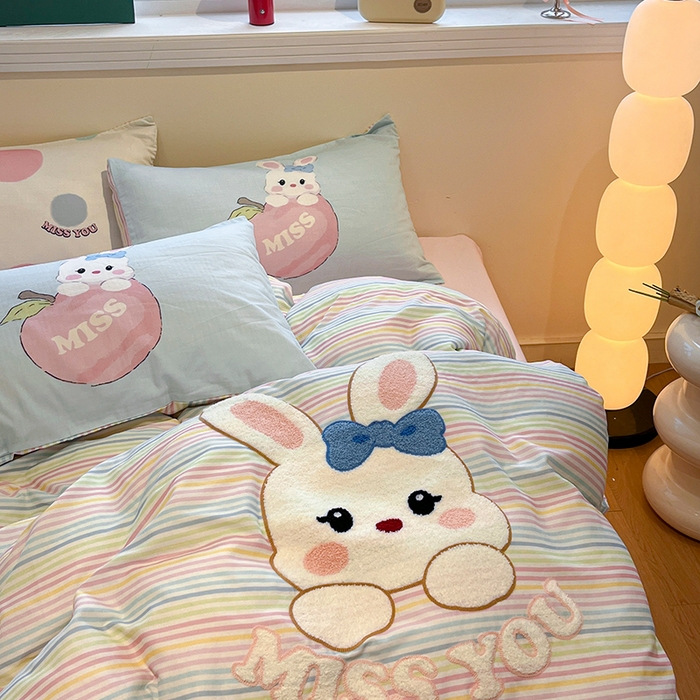 91家纺网 家纺一手货源 找家纺 蓝邻家纺 2025年新款全棉双层纱毛巾绣四件套系列 彩虹兔趣