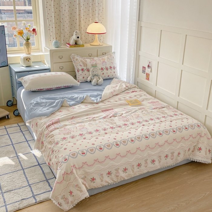 91家纺网 家纺一手货源 找家纺 老帅的工厂店 2025新款A类印花洛丽塔夏被（提供买家秀） 小熊甜品屋