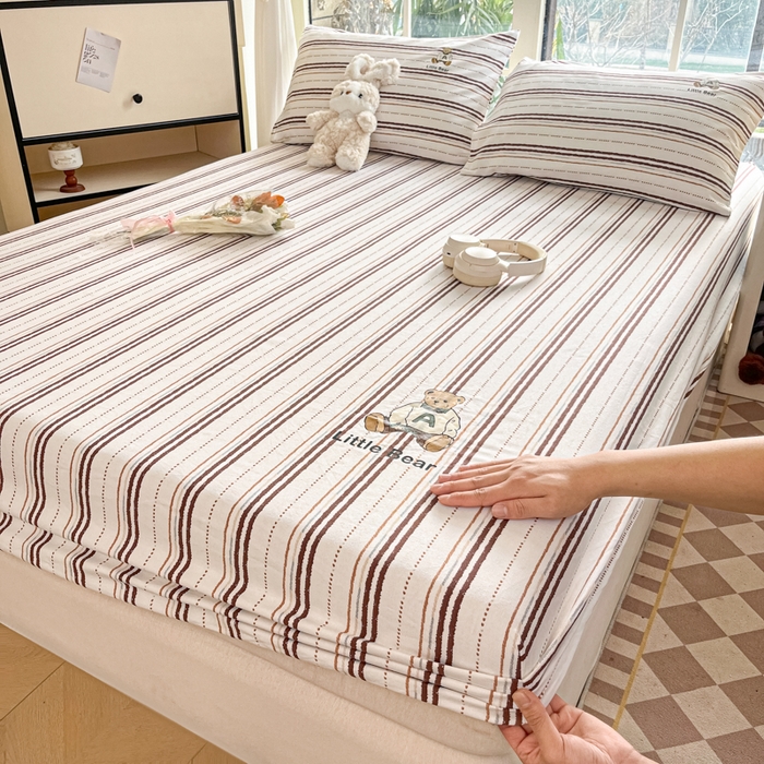 91家纺网 家纺一手货源 找家纺 博雅 2025新款全棉老粗布烫画床笠系列 条纹-学院熊-咖