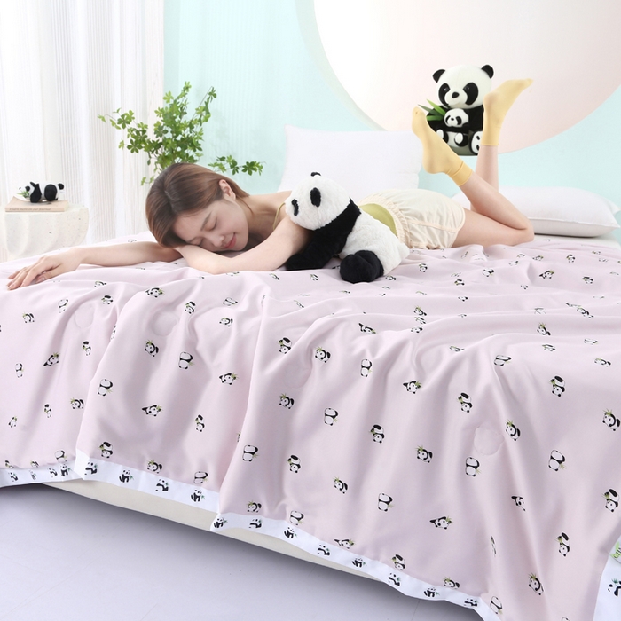 91家纺网 家纺一手货源 找家纺 薇玛仕 2025小熊猫系列-60支精梳长绒棉双拼角宽边双A类母婴级儿童蚕丝夏凉被空调被 小熊猫-粉