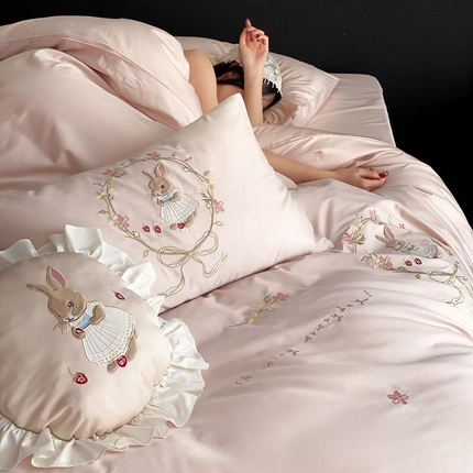 91家纺网 家纺一手货源 找家纺 鹿班家居 2025春夏款100S长绒棉刺绣四件套-萌兔花园场景二【标准会员-20】 萌兔花园-粉色