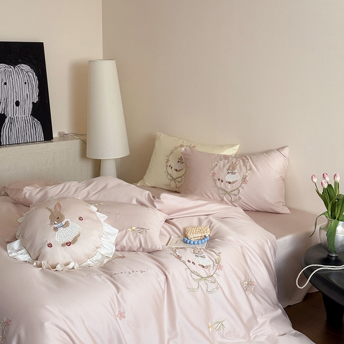 91家纺网 家纺一手货源 找家纺 鹿班家居 2025春夏款100S长绒棉刺绣四件套-萌兔花园场景一【标准会员-20】 萌兔花园-粉色