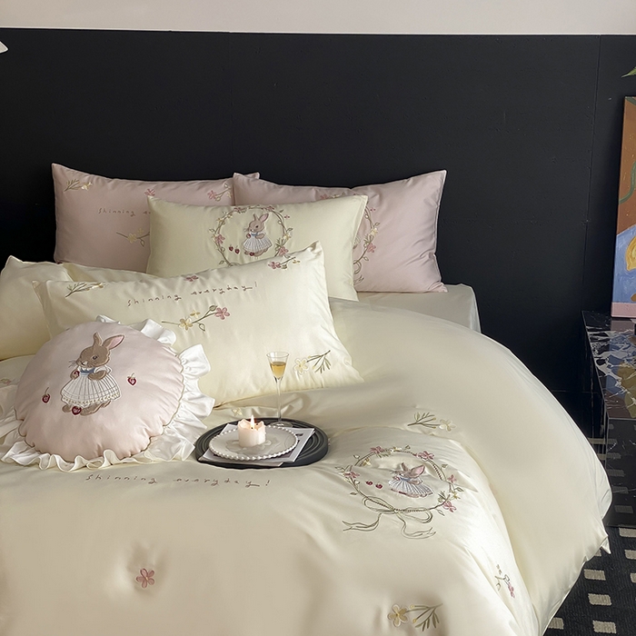 91家纺网 家纺一手货源 找家纺 鹿班家居 2025春夏款100S长绒棉刺绣四件套-萌兔花园场景二【标准会员-20】 萌兔花园-奶油色