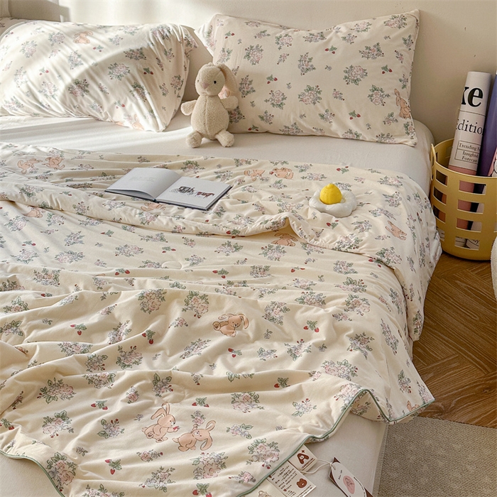 91家纺网 家纺一手货源 找家纺 暖生活2025新款牛奶针织小清新卡通大豆夏被 被子被芯 树莓兔