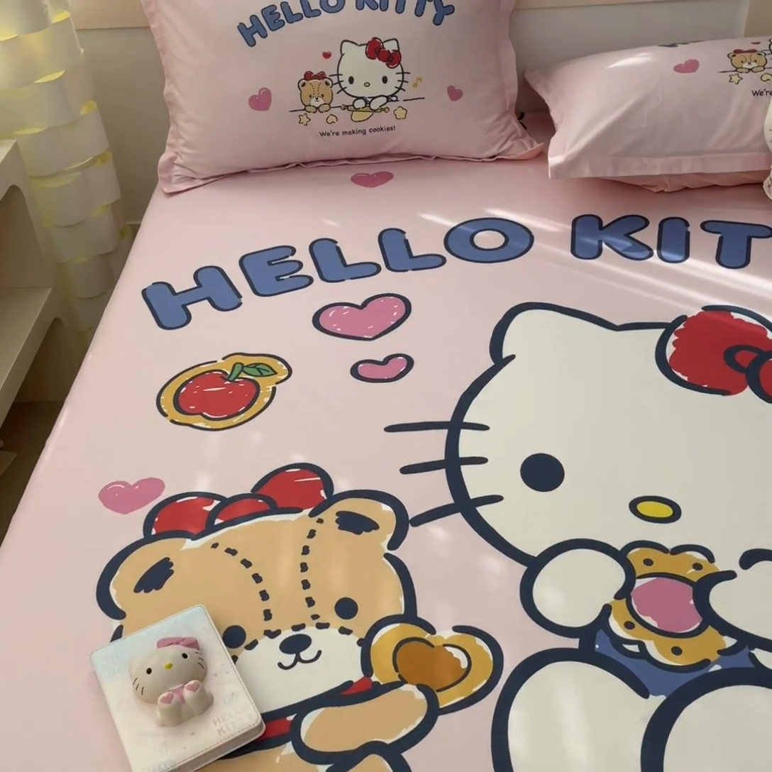 91家纺网 家纺一手货源 找家纺 博雅 2025新款三丽鸥全棉大版床笠-第二批 小熊KT猫