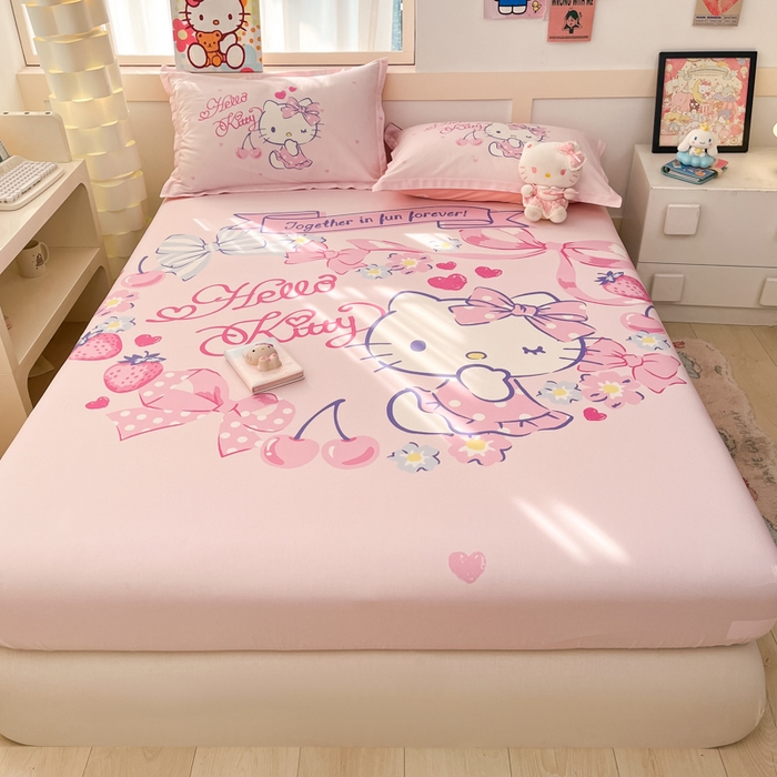 91家纺网 家纺一手货源 找家纺 博雅 2025新款三丽鸥全棉大版床笠-第二批 草莓KT猫