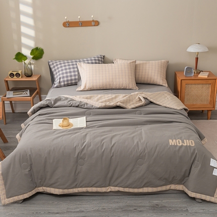 91家纺网 家纺一手货源 找家纺 水云缦2025新款字母烫画无印风50%棉花被（填充100克每平方）	 烟云灰