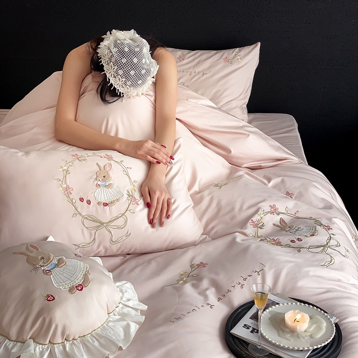 91家纺网 家纺一手货源 找家纺 鹿班家居 2025春夏款100S长绒棉刺绣四件套-萌兔花园场景二【标准会员-20】 萌兔花园-粉色