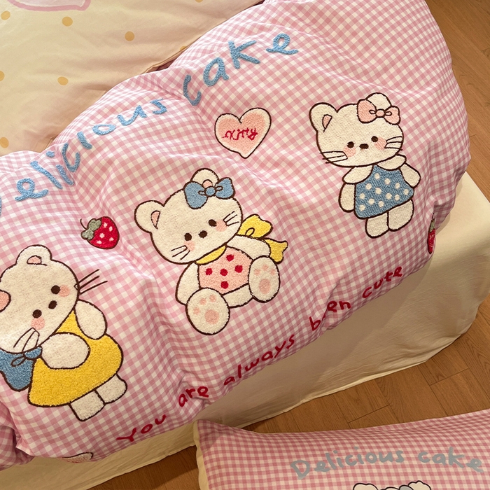 91家纺网 家纺一手货源 找家纺 蓝邻家纺 2025年新款全棉双层纱毛巾绣四件套系列 三喵织梦--粉格