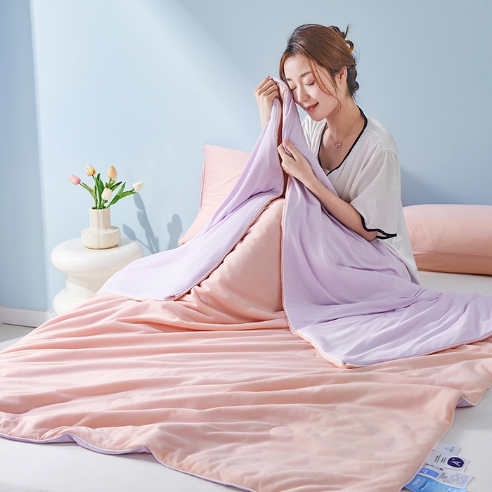 91家纺网 家纺一手货源 找家纺 梦恬佳 2025新款高克重A类双拼凉感丝针织棉夏凉被 多肉樱桃