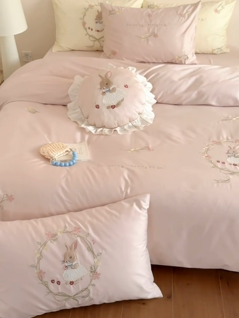 91家纺网 家纺一手货源 找家纺 （总）鹿班家居 2025春夏款100S长绒棉刺绣四件套-萌兔花园场景一【标准会员-20】