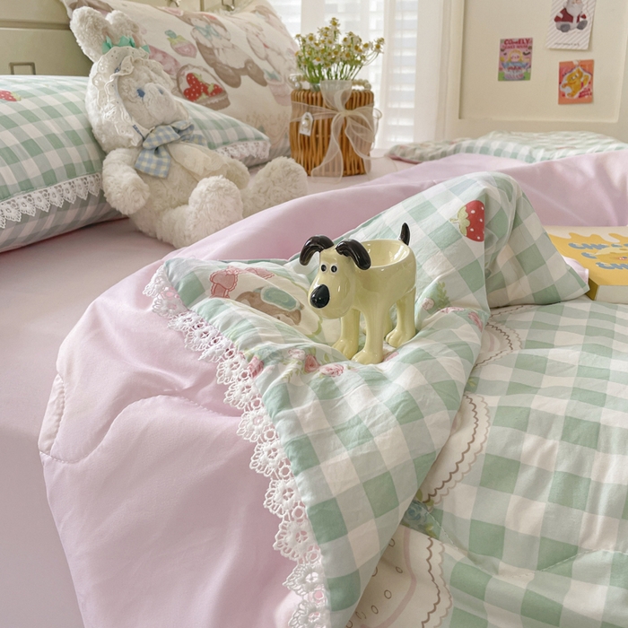 91家纺网 家纺一手货源 找家纺 老帅的工厂店 2025新款A类印花洛丽塔夏被（提供买家秀） 梦境花园熊