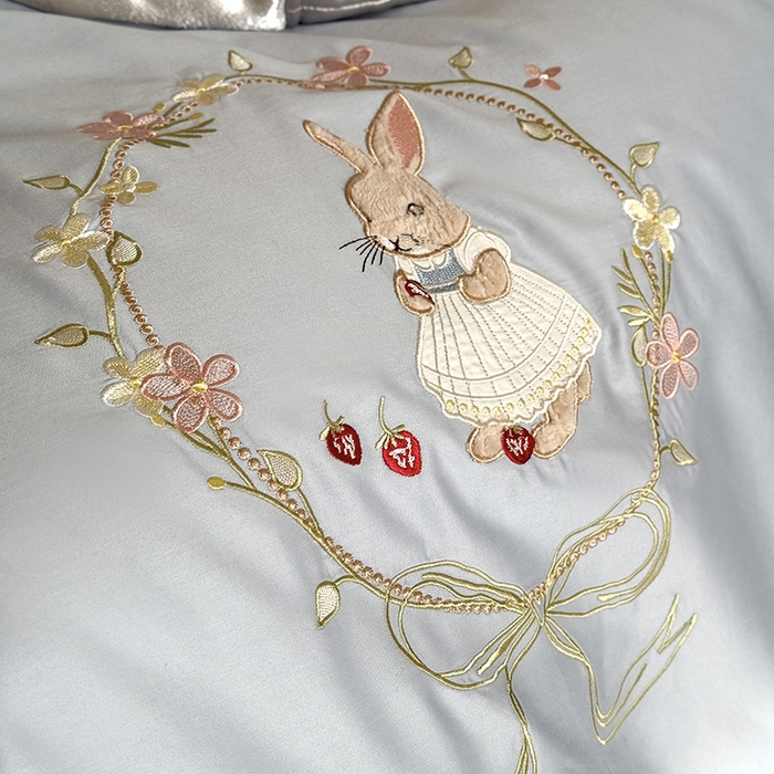 91家纺网 家纺一手货源 找家纺 鹿班家居 2025春夏款100S长绒棉刺绣四件套-萌兔花园场景一【标准会员-20】 萌兔花园-蓝色