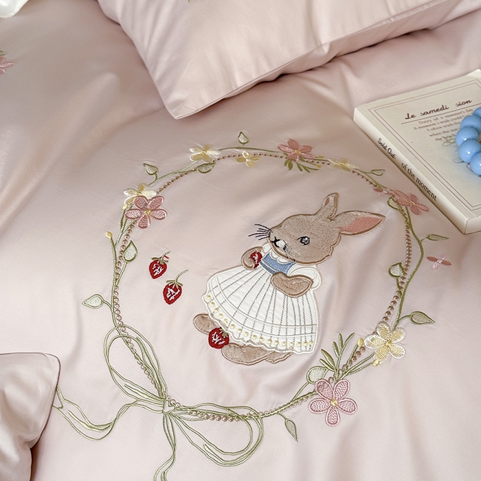 91家纺网 家纺一手货源 找家纺 鹿班家居 2025春夏款100S长绒棉刺绣四件套-萌兔花园场景一【标准会员-20】 萌兔花园-粉色