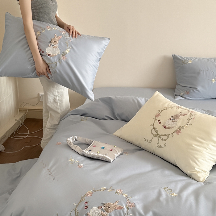 91家纺网 家纺一手货源 找家纺 鹿班家居 2025春夏款100S长绒棉刺绣四件套-萌兔花园场景一【标准会员-20】 萌兔花园-蓝色