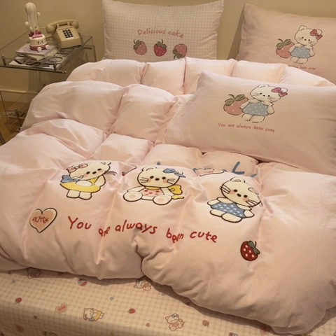 91家纺网 家纺一手货源 找家纺 蓝邻家纺 2025年新款全棉双层纱毛巾绣四件套系列 三喵织梦-淡粉色